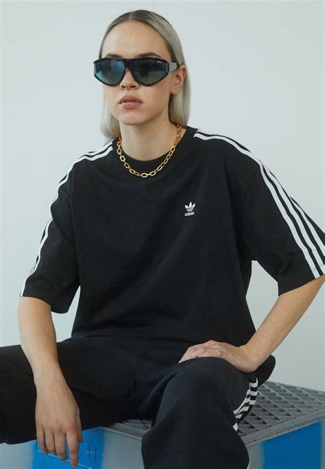 adidas originals t shirt zwart|Adidas originals oversized t shirt.